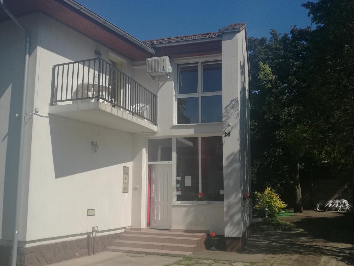 Ilona Apartmanhaz Сиофок Екстериор снимка